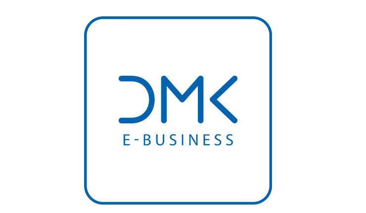Grafik: auf weißem Hintergrund steht zentriert in blauen Großbuchstaben "DMK E-Business". Die Wortmarke ist umrandet von einer blauen Linie, die ein Quadrat mit abgerundeten Ecken bildet.