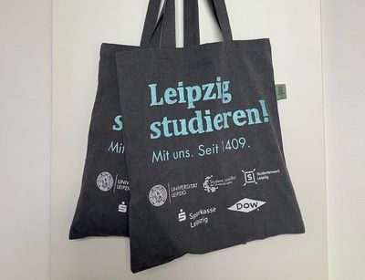 Grauer Beutel mit blauem Schriftzug Leipzig studieren, Foto: Universität Leipzig