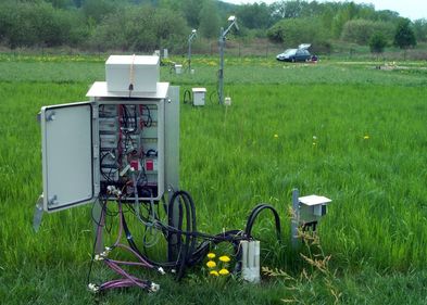 Innenansicht der Kabeldatenloggerbox für das Bodentemperaturmesssystem (Controller Area Network Busmodulsystem) am Versuchsstandort Jena.