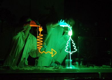 Dieses Bild zeigt Lichteffekte bei der Weihnachtsvorlesung der Chemiker:innen im Jahr 2015.