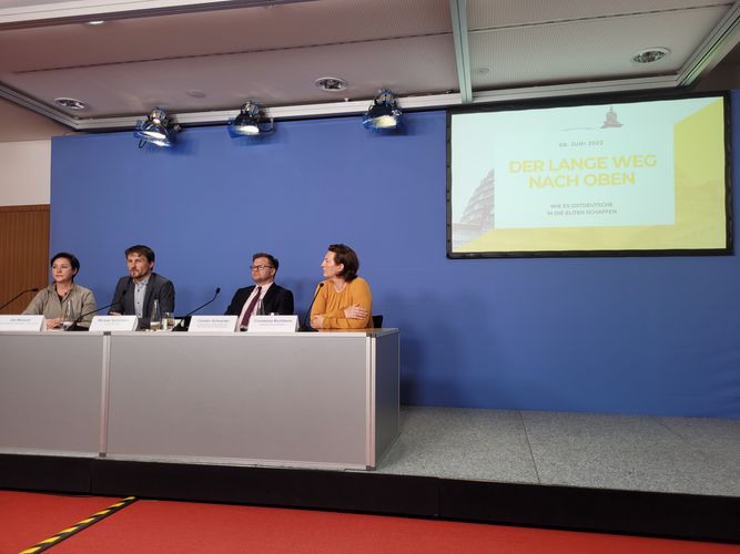 Vier Personen auf dem Podium der Bundespressekonferenz