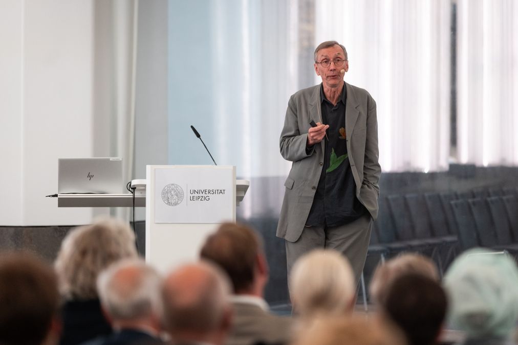 zur Vergrößerungsansicht des Bildes: Nobelpreisträger Svante Pääbo auf einer Bühne mit Mikro