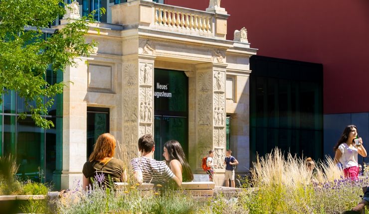 Studierende vor dem Leibnizforum