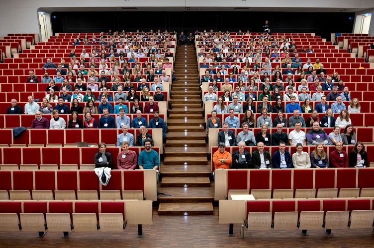 Menschen sitzen im Audimax