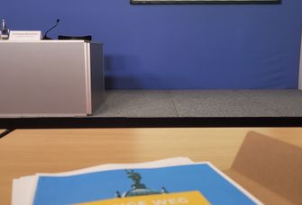 Broschüre mit dem Titel „Der lange Weg nach oben“ im Raum der Bundespressekonferenz