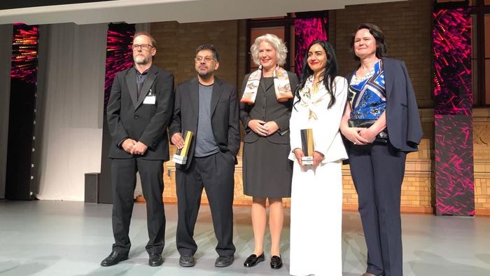 Zu sehen sind: Prof. Dr. Bernd Kirchheim, Dekan der Fakultät für Mathematik und Informatik; Preisträger Prof. Dr. Sayan Mukherjee; Prof. Dr. Eva Inés Obergfell, Rektorin der Universität Leipzig; Preisträgerin Prof. Dr. Tina Malti; Prof. Dr. Brigitte Latzko, Dekanin der Erziehungswissenschaftlichen Fakultät. 