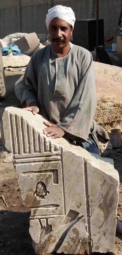 Ägyptischer Facharbeiter mit dem Rückenpfeiler der Statue Psammetichs I.