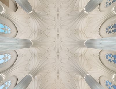 Blick auf das Gewölbe im Paulinum mit den umgebenden Glassäulen