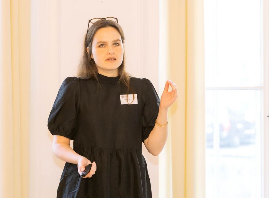 zur Vergrößerungsansicht des Bildes: Helen Laura Reichelt bei ihrem Vortrag
