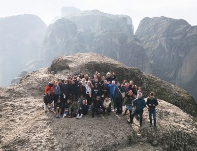 Eine Gruppe Menschen steht auf einem Felsen.