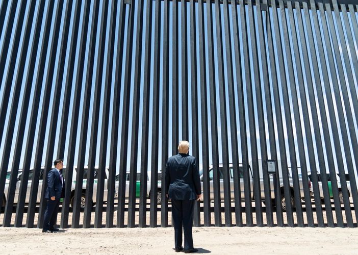 US-Präsident Donald Trump betrachtet im Juni 2020 einen Abschnitt der Grenzmauer zwischen Mexiko und den Vereinigten Staaten.