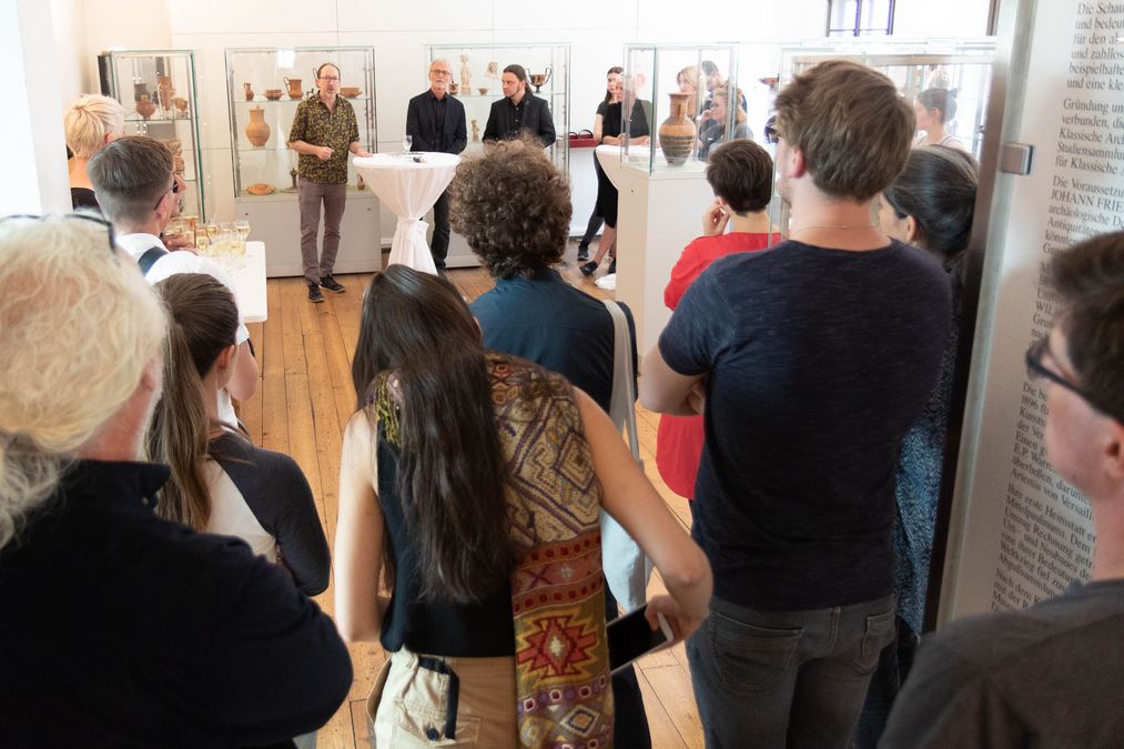 zur Vergrößerungsansicht des Bildes: Besucher:innen beim „Museum für alle"-Projekt, Foto: Mandy Putz