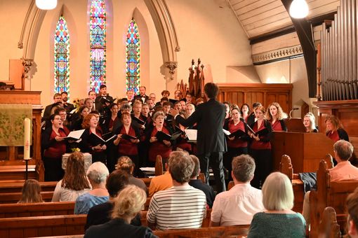 Zu sehen ist der Universitätschor während des ersten Konzerts in der lutherischen Kirche in Dublin.