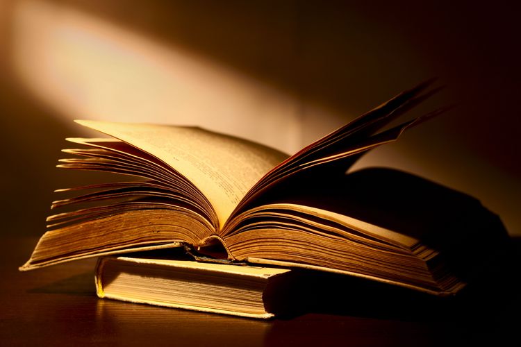 zwei Bücher liegen auf einem Tisch, Foto: Colourbox