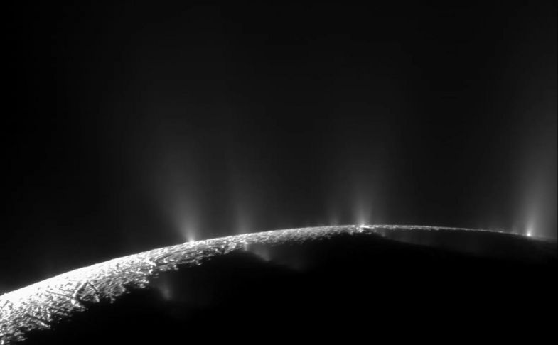 Eis-Fontänen an der Oberfläche des Enceladus.