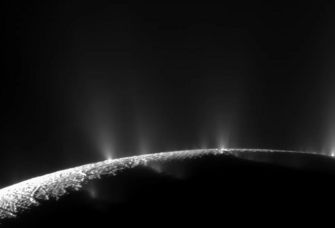 Eis-Fontänen an der Oberfläche des Enceladus.