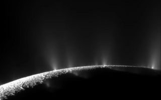 Eis-Fontänen an der Oberfläche des Enceladus.