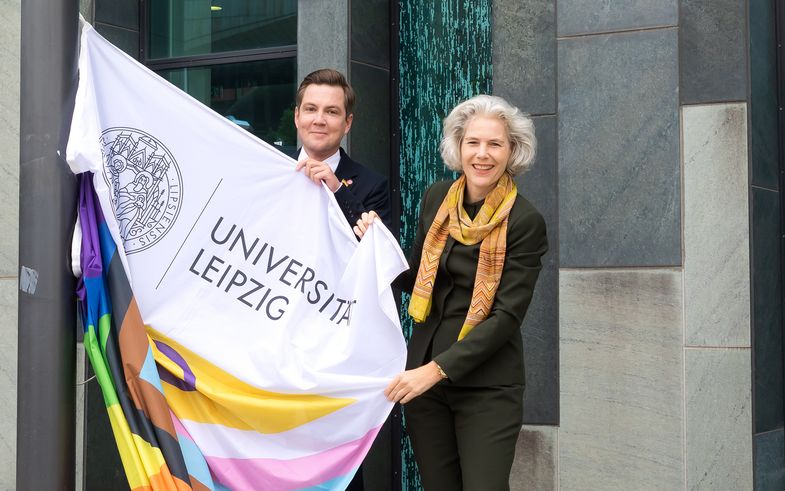Rektorin Obergfell und Georg Teichert, Leiter der Stabsstelle Chancengleichheit, hissen gemeinsam die Regenbogenflagge zum 30-jährigen Jubiläum des CSD Leipzig. Foto: Swen Reichhold