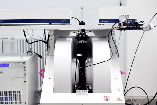 Ein EPR-Spektrometer erlaubt die genaue Untersuchung der Wechselwirkung von Mikrowellen-Strahlung mit ungepaarten Elektronen. Foto: Anton Stolle