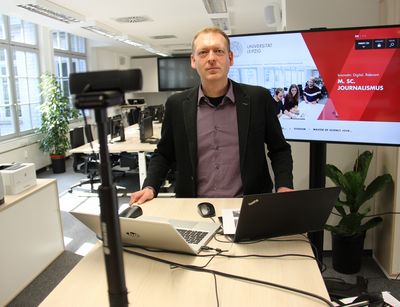 Prof. Dr. Markus Beiler im "Corona-Studio" seines Studiengangs