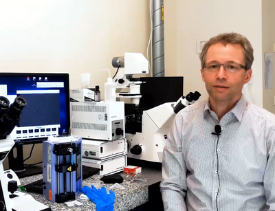 Prof. Dr. Tilo Pompe im Labor vor Mikroskopen und Geräten