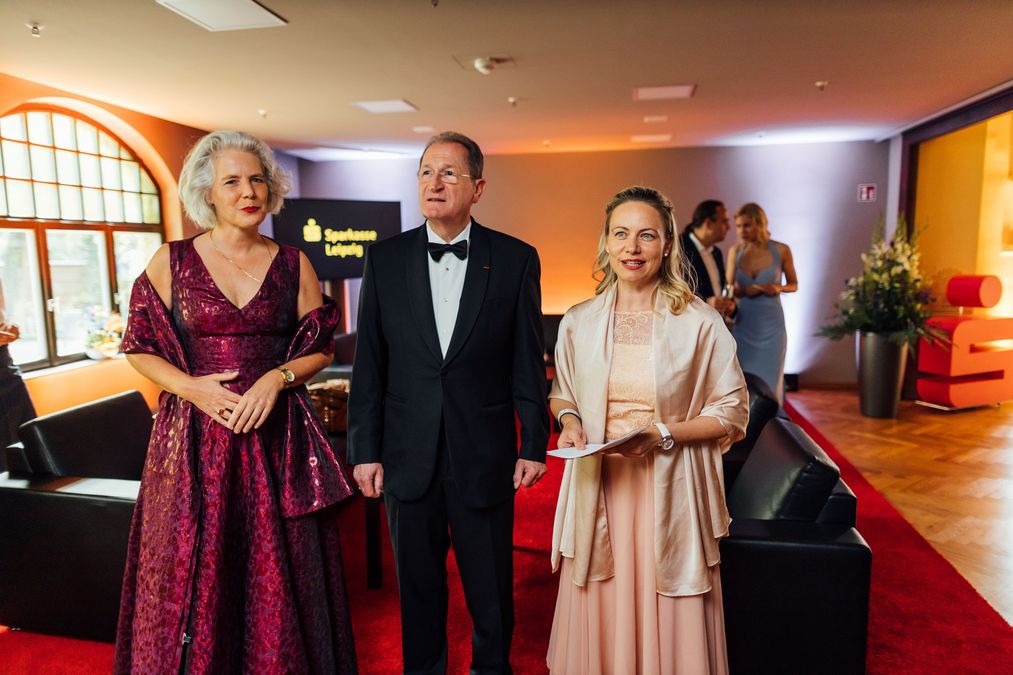 zur Vergrößerungsansicht des Bildes: Prof. Dr. Eva Inés Obergfell (Rektorin) eröffnete gemeinsam mit Dr. Harald Langenfeld (Vorstand der Sparkasse Leipzig; Exzellenz-Partner des Uniballs) und Mandy Baum (Vorstandsmitglied der Universitätsgesellschaft und Leiterin Stiftungen der VNG) Sparkassen-Exzellenz-Lounge