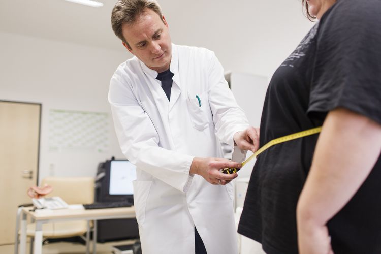 Prof. Matthias Blüher bei einer Bauchvermessung in der Leipziger AdipositasAmbulanz.