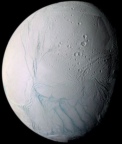 Die Raumsonde Cassini untersuchte von 2004 bis 2017 unter anderem den Saturnmond Enceladus.