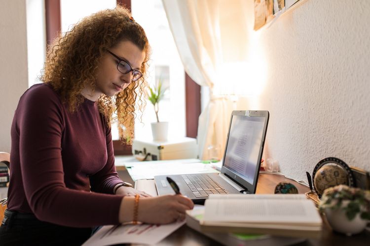 Eine Studentin arbeitet an ihrem Laptop