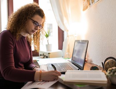 Eine Studentin arbeitet an ihrem Laptop