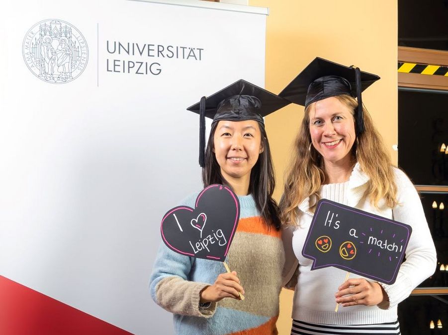 zur Vergrößerungsansicht des Bildes: Mentee und Mentorin lassen sich fotografieren
