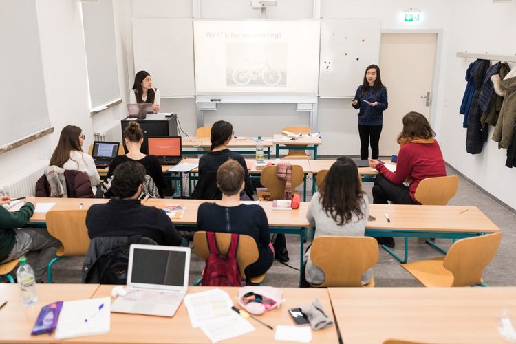 Blick von schräg oben auf die Seminargruppe und die Vortragssituation, Foto: Christian Hüller