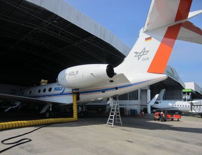 Foto: Forschungsflugzeug HALO beim Tanken am Flughafen