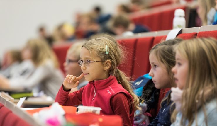 Kinder lauschen aufmerksam bei der Kinderuni-Vorlesung im Audimax