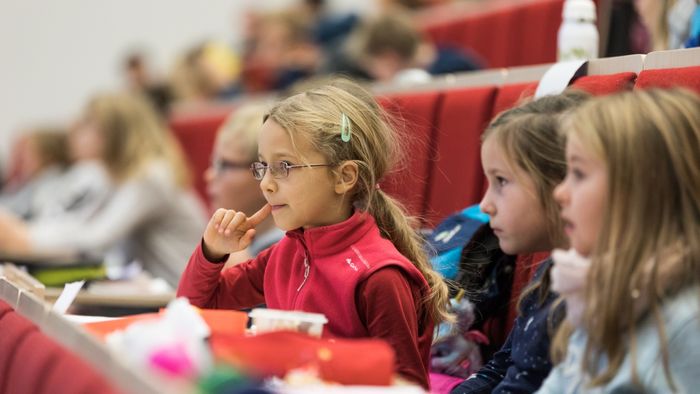 Kinder lauschen aufmerksam bei der Kinderuni-Vorlesung im Audimax