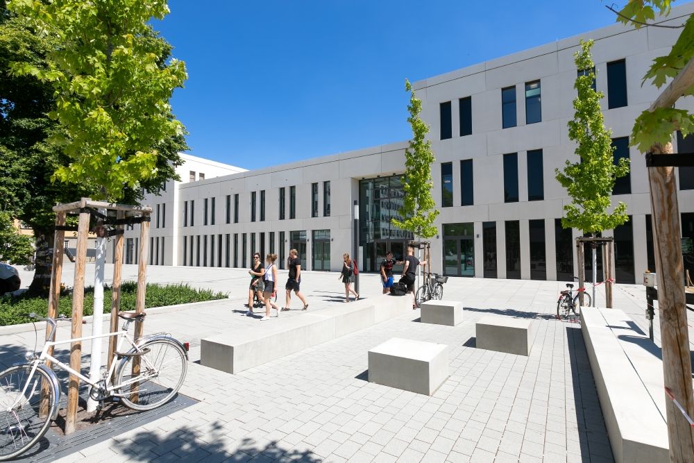zur Vergrößerungsansicht des Bildes: Innenhof des Campus Jahnallee der Universität Leipzig mit der neuen Bibliothek für Erziehungswissenschaften und Sportwissenschaften