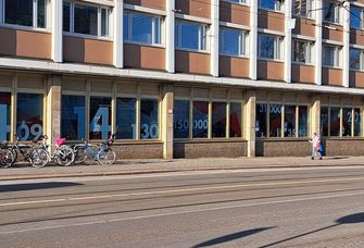 Zu sehen ist die mit Zahlen beklebte Fensterfront in der Goethestraße 6. Die Fensterfront dient ab sofort als Werbefläche für die Universität.