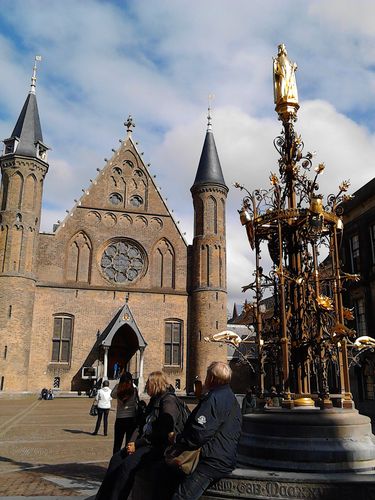 Hier sieht man eine Kirche in Leiden.