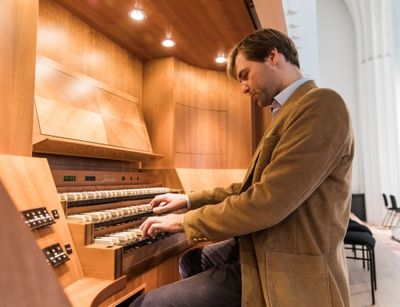 Universitätsorganist Daniel Beilschmidt an der Orgel im Paulinum