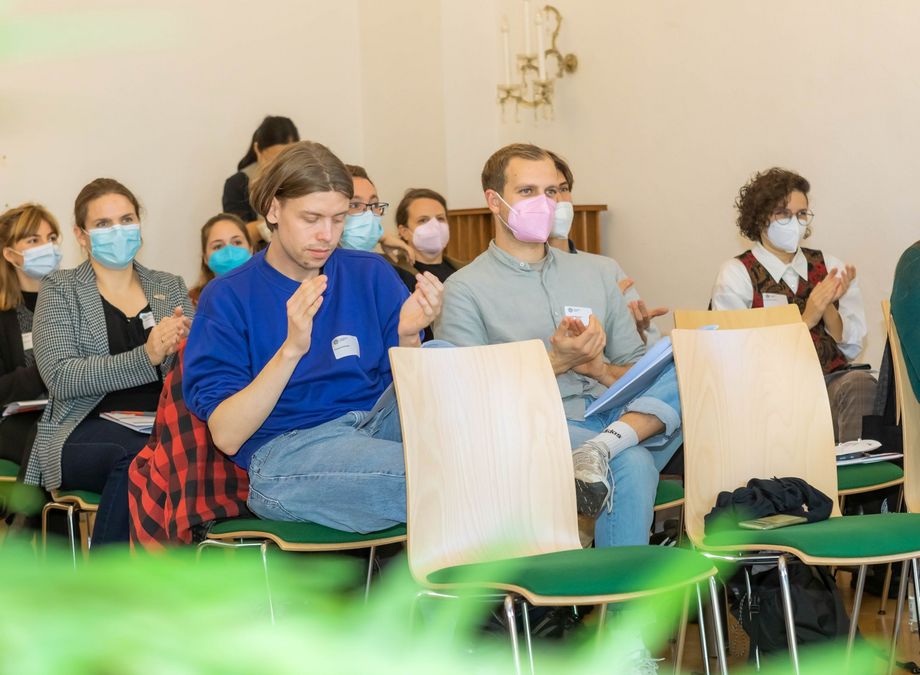 zur Vergrößerungsansicht des Bildes: Einige Preisträger:innen applaudieren im Publikum.