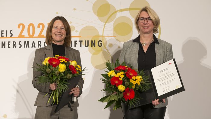 Das Bild zeigt Prof. Dr. Cornelia Exner (rechts) und Prof. Dr. Bettina K. Doering bei der Verleihung des Forschungspreises der Fürst Donnersmarck-Stiftung.