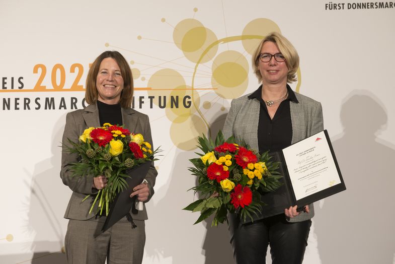 Das Bild zeigt Prof. Dr. Cornelia Exner (rechts) und Prof. Dr. Bettina K. Doering bei der Verleihung des Forschungspreises der Fürst Donnersmarck-Stiftung.