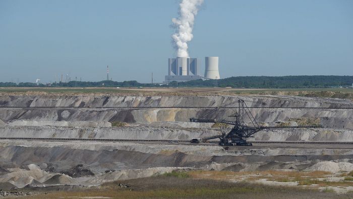 Ein Braunkohletagebau, dahinter das Kohlekraftwerk Lippendorf bei Leipzig. (Symbolbild)