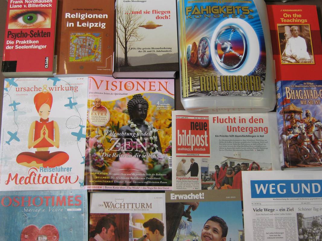 enlarge the image: Zeitschriften und Bücher mit den Themen Spiritualität und Religion, zum Beispiel "Praktiken der Seelenfänger", "Erwachet!"