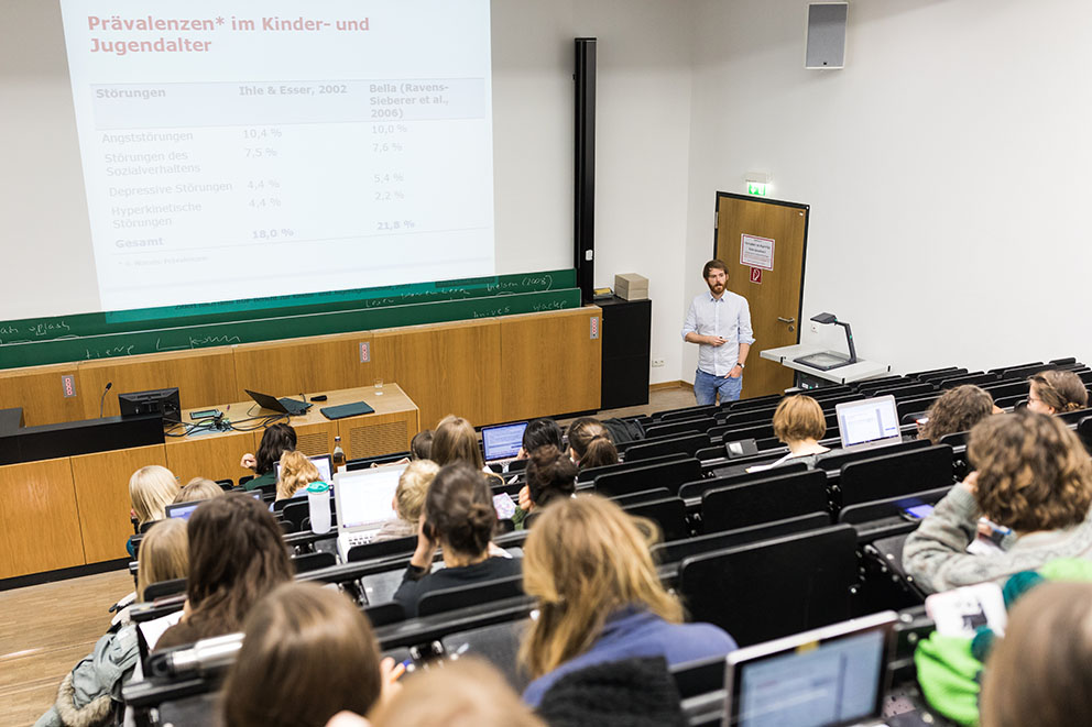 Die Aufnahme zeigt einen gefüllten Hörsaal während einer Vorlesung an der Universität Leipzig.