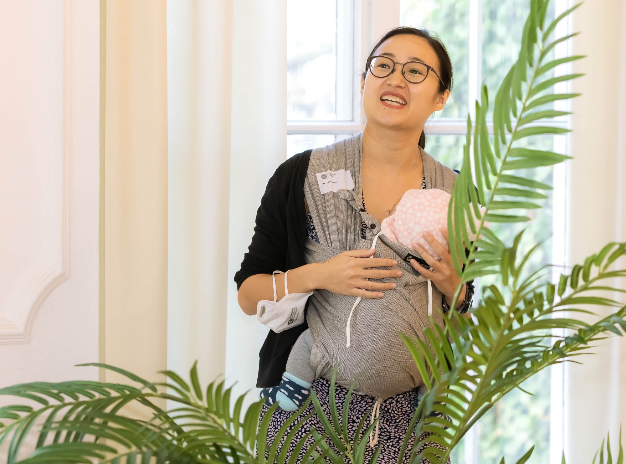 zur Vergrößerungsansicht des Bildes: Dr. Julia Rohrer bei ihrem Vortrag mit Baby