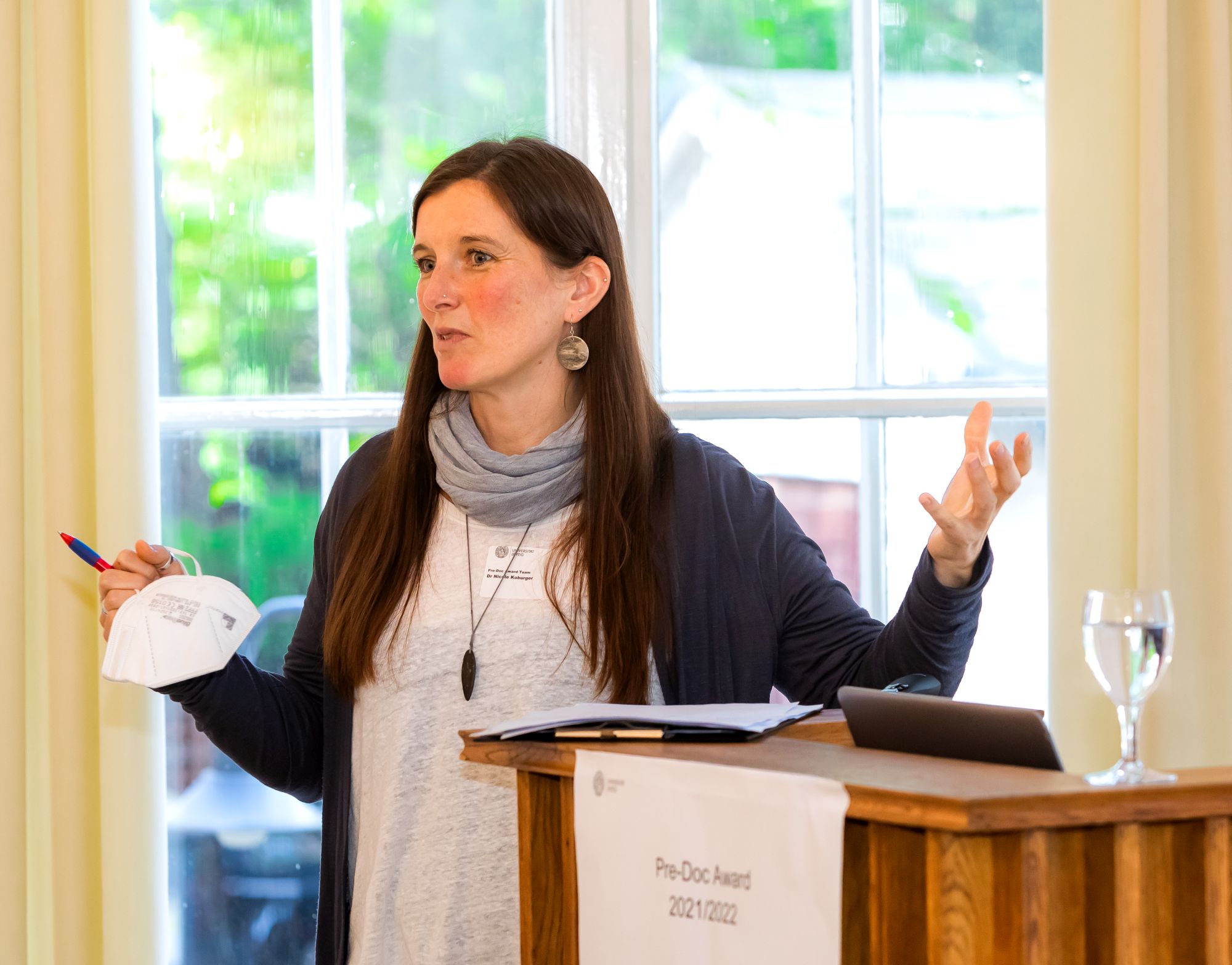 zur Vergrößerungsansicht des Bildes: Dr. Nicole Koburger spricht am Redepult.