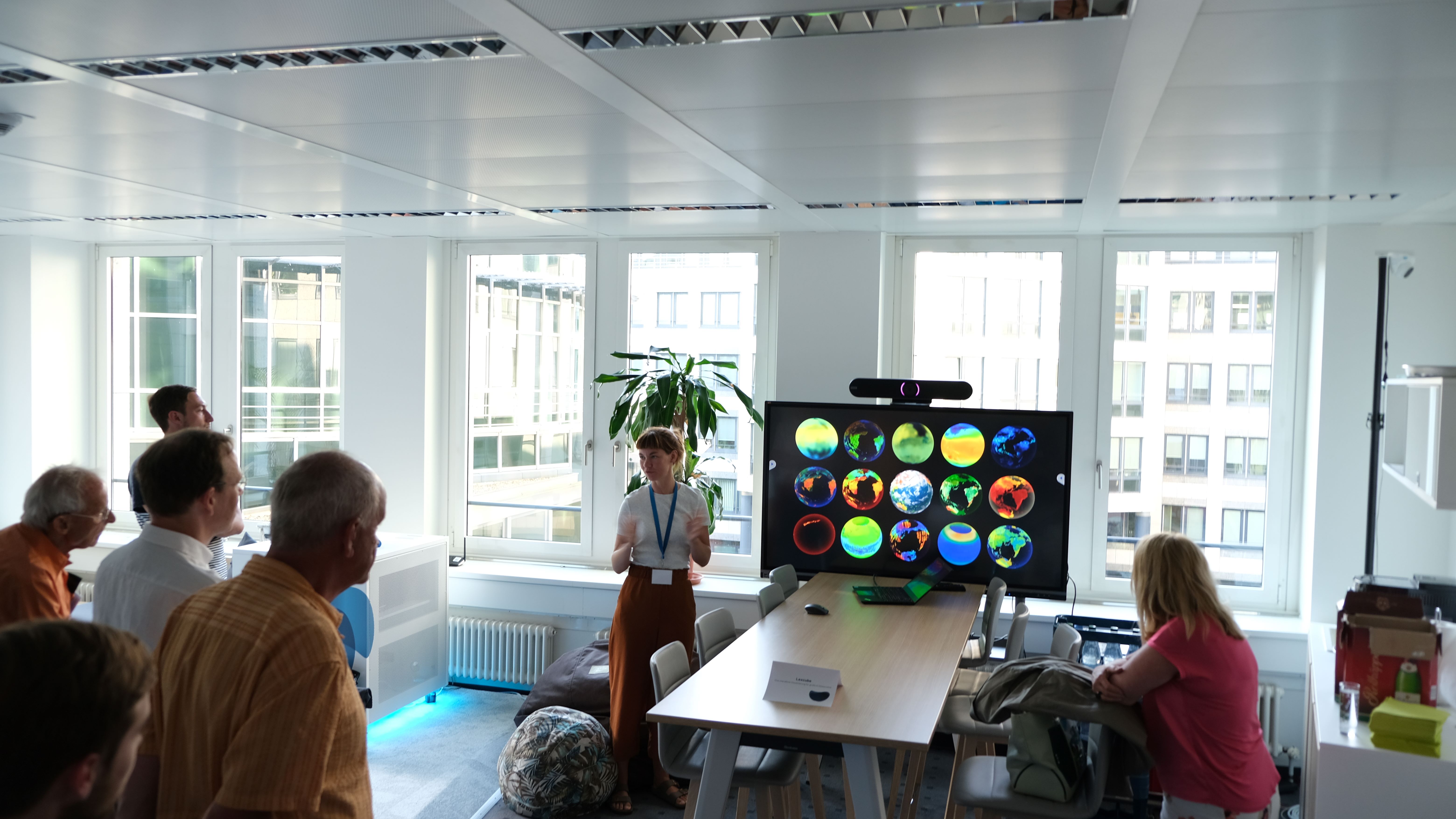 zur Vergrößerungsansicht des Bildes: Dr. Josefine Umlauft erläutert am Demonstrator im Living Lab "Lexcube" zum Thema Erdwissenschaften 