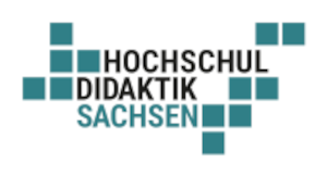 Computergrafik: Logo mit Schriftzug "Hochschul Didaktik Sachsen" in der Mitte, darum sind in loser Anordnung 12 blaugrüne Quadrate angeordnet