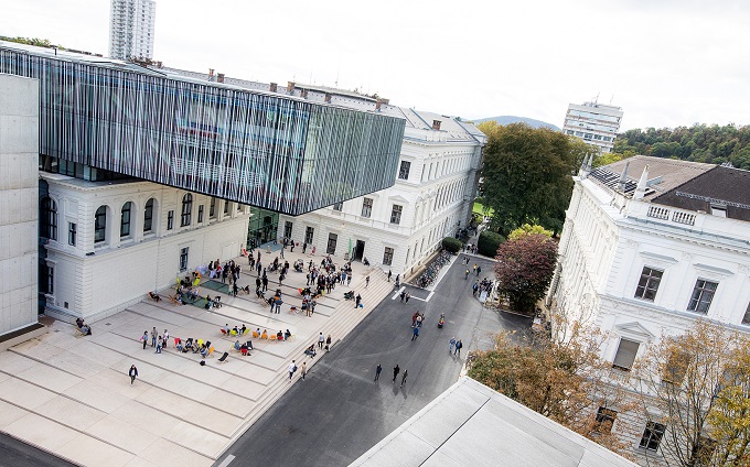 Architekturfotografie: Vogelperspektive vom Dach eines Hauses auf die Straße und auf die Bibliothek der Universität Graz